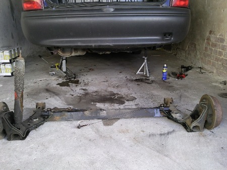 Hinterachse raus und Federaufnahme schweissen!!!